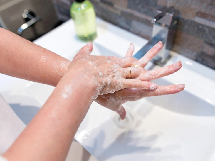 Kiểm tra tay có nhớt nháp sau khi rửa tay bằng xà phòng không