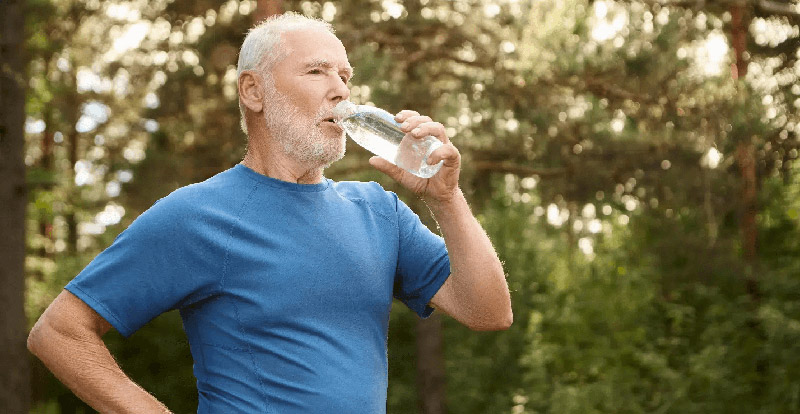 Nước kiềm có phải là giải pháp chăm sóc sức khỏe lâu dài cho người già?